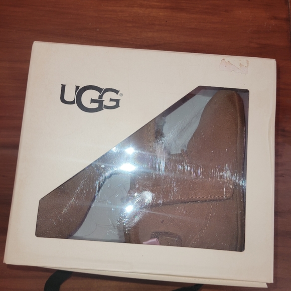 UGGS - Picture 2 of 5
